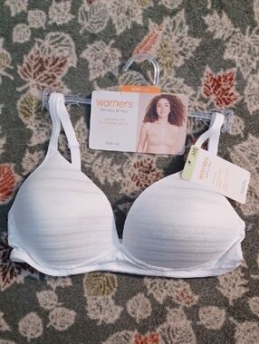 NWT 34B white wireFREE bra.  Warners t-shirt bra. Light Lift. Wireless bra 34 B